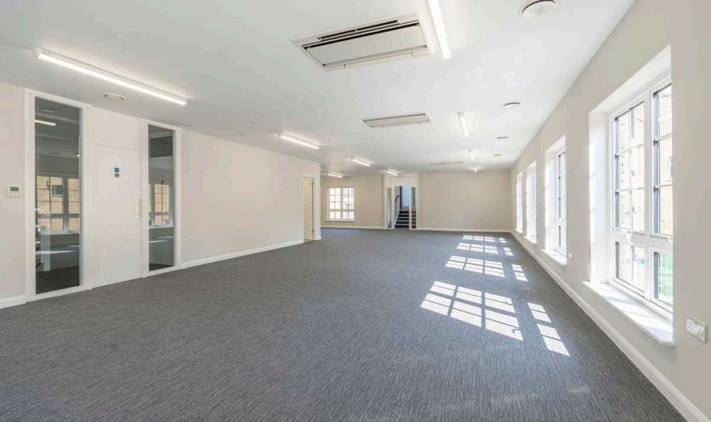 Summer Rd, Thames Ditton to rent Interior Photo- Image 1 of 1