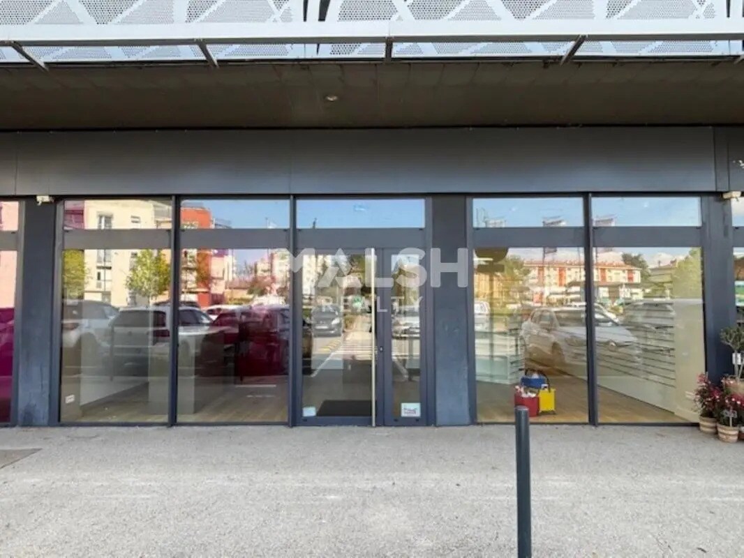 Retail in Tassin-la-Demi-Lune to rent Building Photo- Image 1 of 13