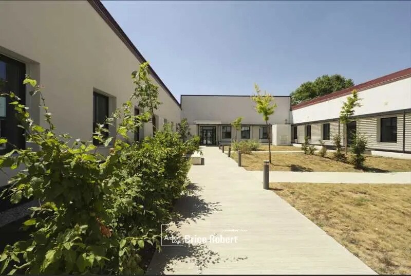 Office in Vénissieux to rent Building Photo- Image 1 of 5