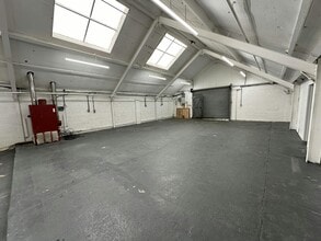 Crondall Rd, Farnham to rent Interior Photo- Image 2 of 3