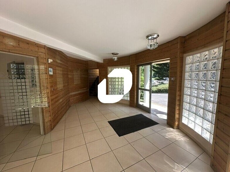 Office in Roissy-en-France to rent - Building Photo - Image 2 of 14