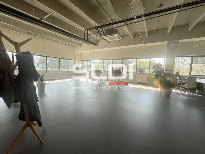 Office in CHAMPAGNE-AU-MONT-D'OR to rent Interior Photo- Image 1 of 5