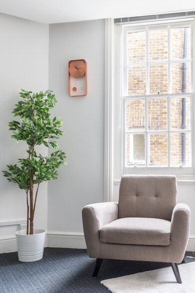 4 Bloomsbury Sq, London to rent - Interior Photo - Image 3 of 10