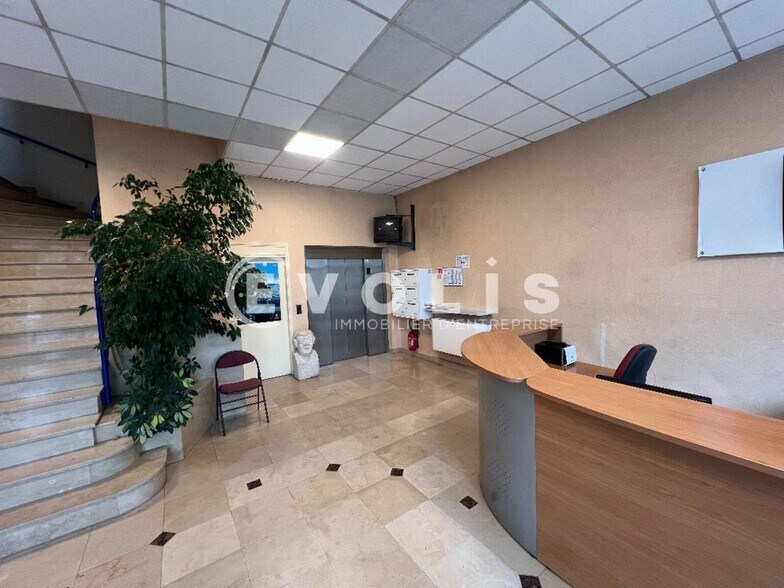 Office in Valenton to rent - Lobby - Image 2 of 13