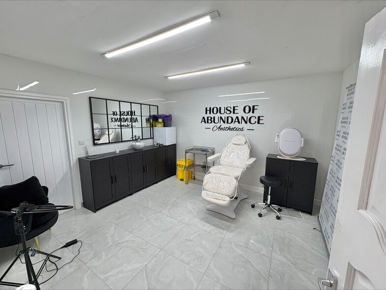 34 Huddersfield Rd, Oldham for sale - Interior Photo - Image 3 of 6