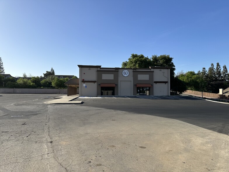 800-888 N Yosmeite Ave, Oakdale, CA for rent - Building Photo - Image 2 of 10