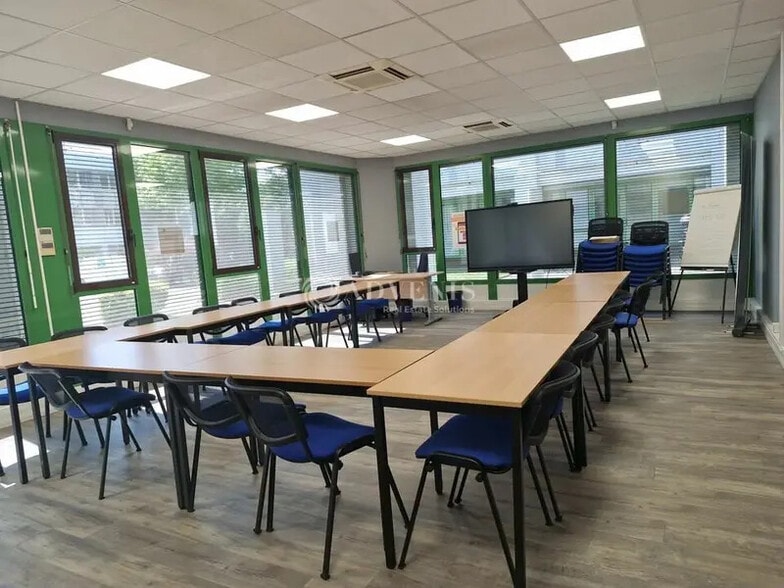 Office in Bron to rent - Interior Photo - Image 2 of 9