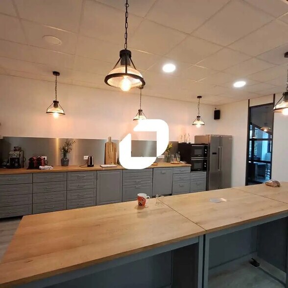 Light Industrial in Montigny-le-Bretonneux to rent - Interior Photo - Image 2 of 5