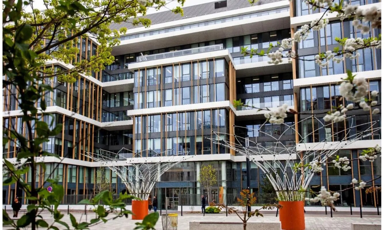 2 Avenue De La Gare, Montigny-le-Bretonneux to rent Building Photo- Image 1 of 13