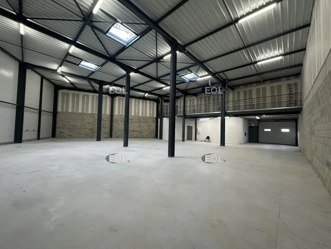 Light Industrial in Aubagne to rent Interior Photo- Image 1 of 13