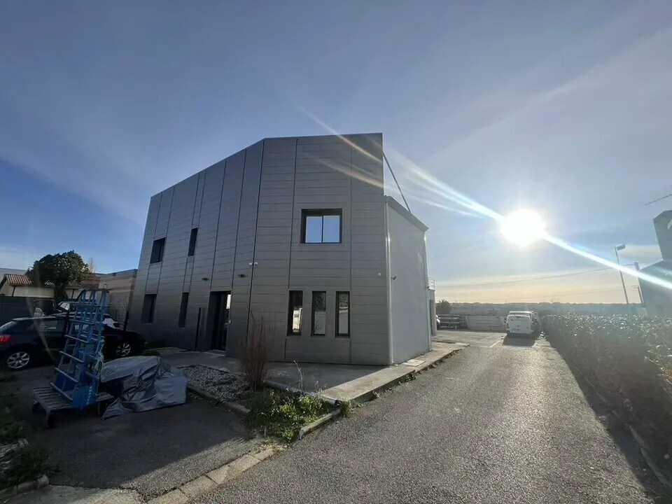 Location Bureaux 379 m² - Photo 1