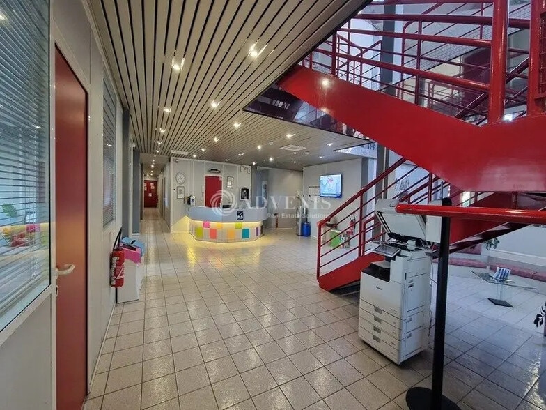 Industrial in Maurepas to rent - Building Photo - Image 3 of 12