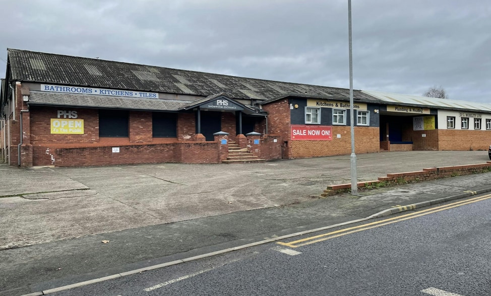 141 Holt Rd, Wrexham to rent - Primary Photo - Image 1 of 7