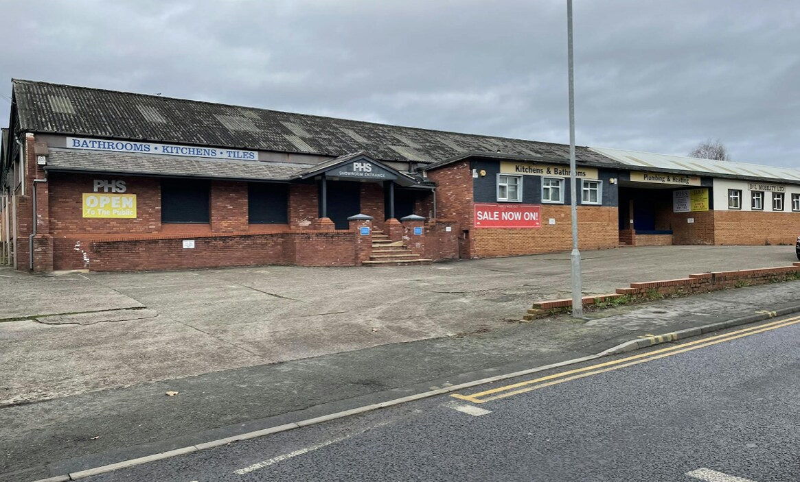 141 Holt Rd, Wrexham to rent Primary Photo- Image 1 of 8