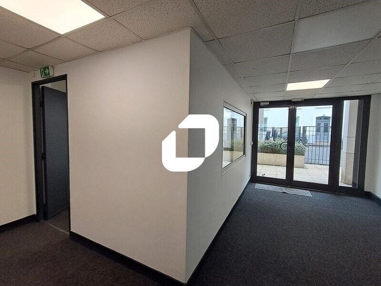 Office in Courbevoie to rent - Building Photo - Image 3 of 10