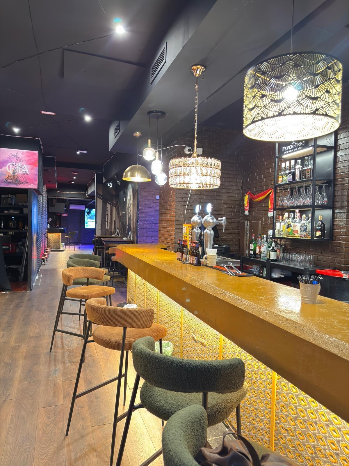 Retail in Madrid, Madrid to rent Interior Photo- Image 1 of 14