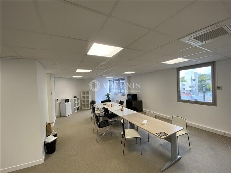 15 Rue Joël Le Theule, Montigny-le-Bretonneux to rent - Interior Photo - Image 3 of 5