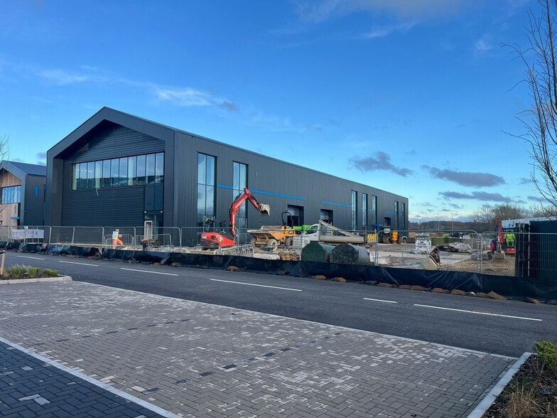 5-7 Orbis, Westcott to rent - Building Photo - Image 2 of 12