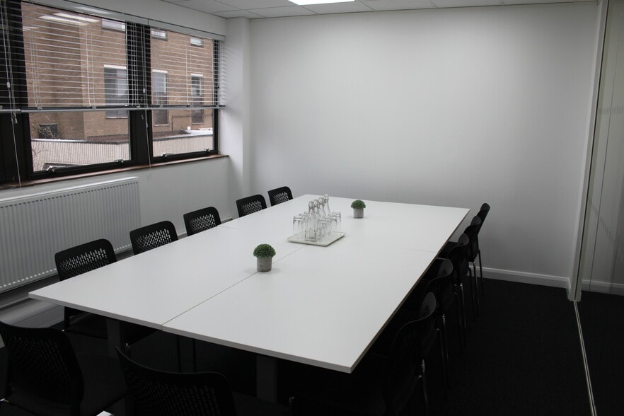 Trinity St, Peterborough to rent - Interior Photo - Image 2 of 41