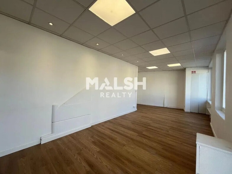 Office in Lyon to rent - Building Photo - Image 2 of 10