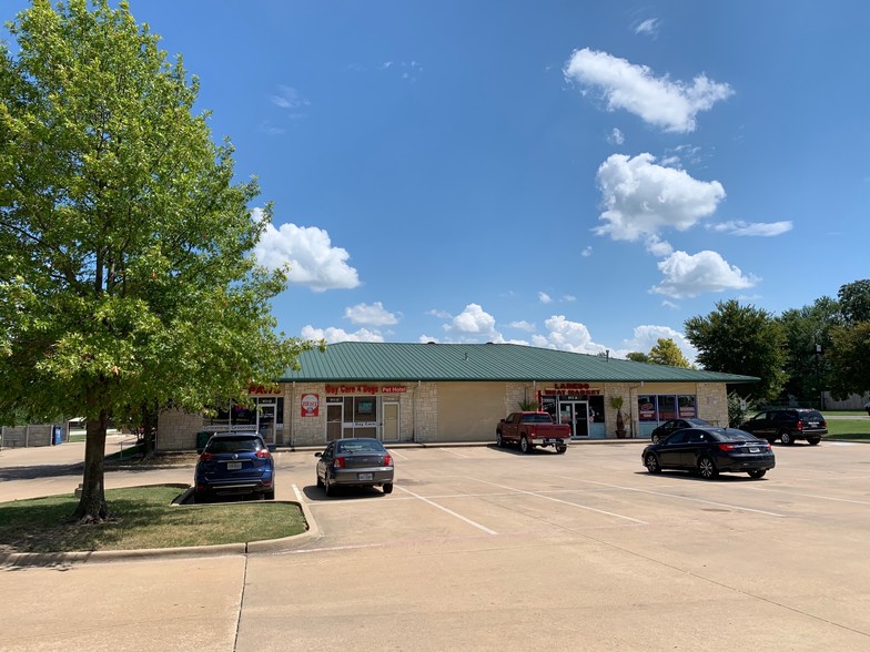 909-911 E Davis St, Mesquite, TX for rent - Building Photo - Image 1 of 7