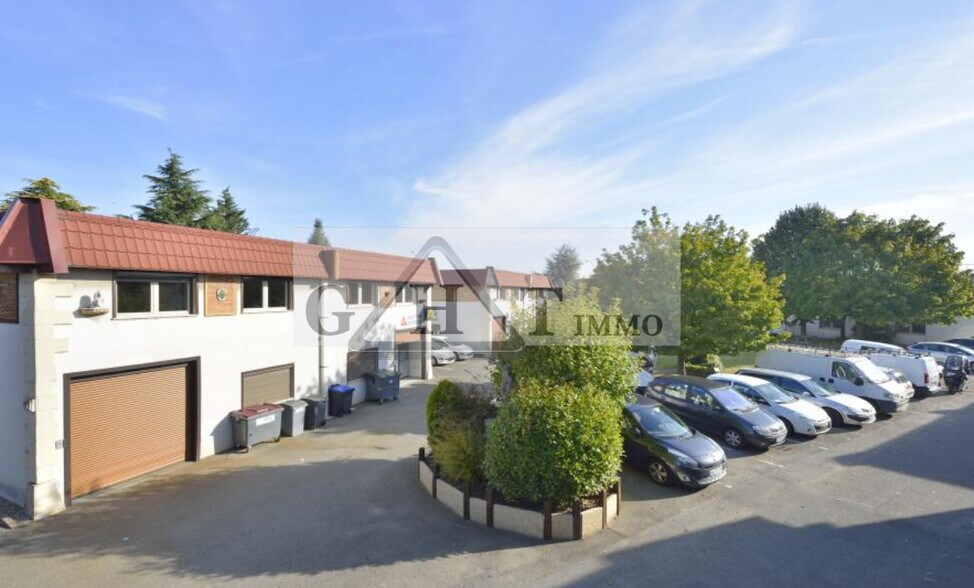 Industrial in Massy to rent - Building Photo - Image 1 of 3