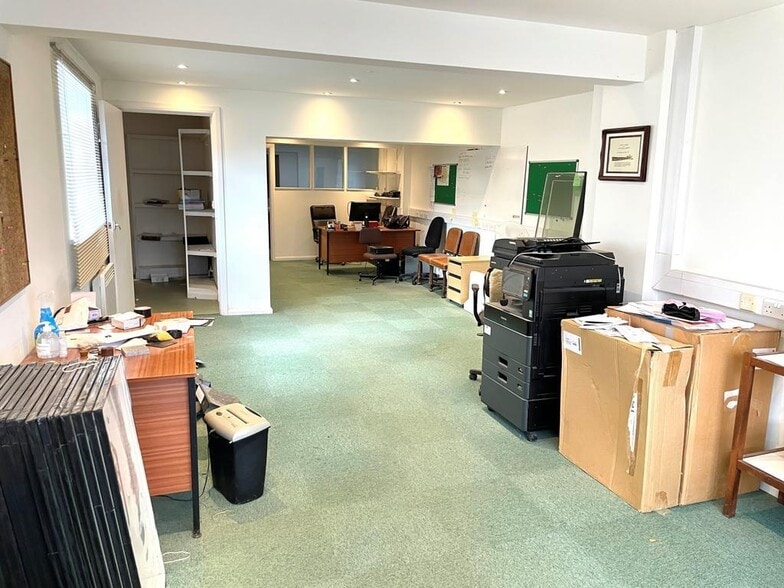 98 Thorpe Lea Rd, Egham for sale - Building Photo - Image 2 of 16