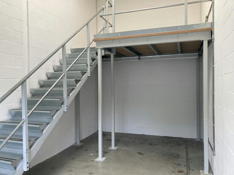 1 Smeaton Close, Aylesbury to rent - Building Photo - Image 3 of 28