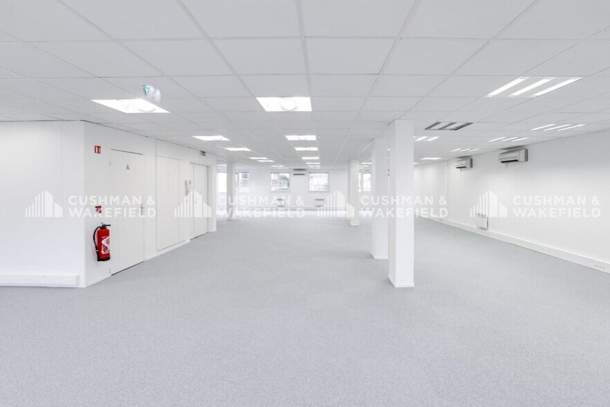25 Rue Greffülhe, Levallois-Perret to rent - Interior Photo - Image 3 of 7