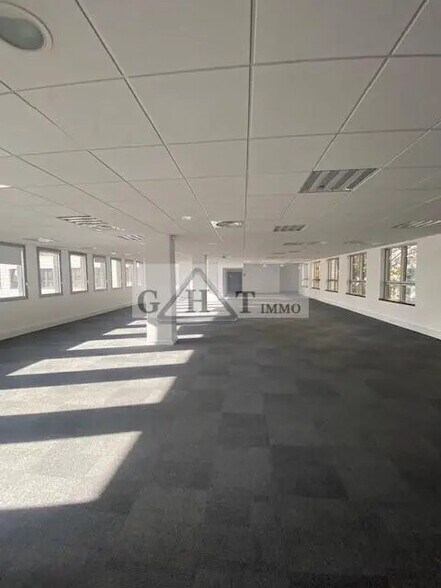 Office in Montreuil for sale - Interior Photo - Image 2 of 3