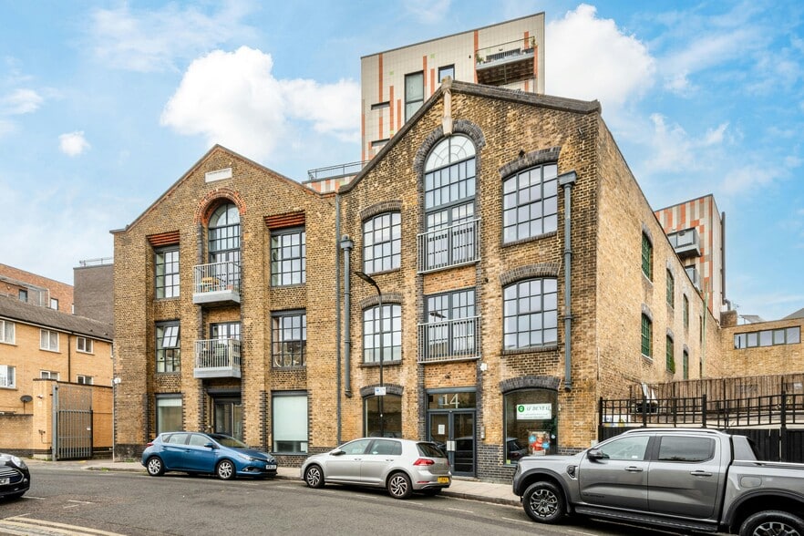 7B Cresset Rd, London to rent - Building Photo - Image 1 of 24