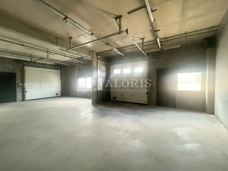 Light Industrial in Villeurbanne to rent Interior Photo- Image 1 of 11