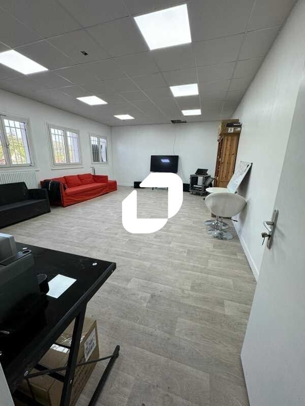 Office in Eaubonne to rent Building Photo- Image 1 of 17