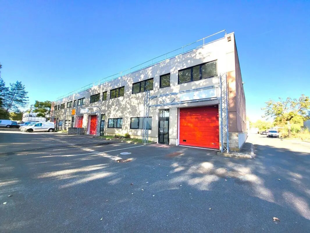 Light Industrial in Bondoufle to rent Building Photo- Image 1 of 9