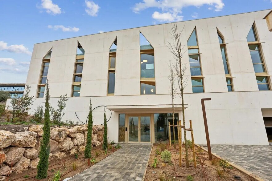 Office in Aix-en-Provence to rent - Building Photo - Image 2 of 20