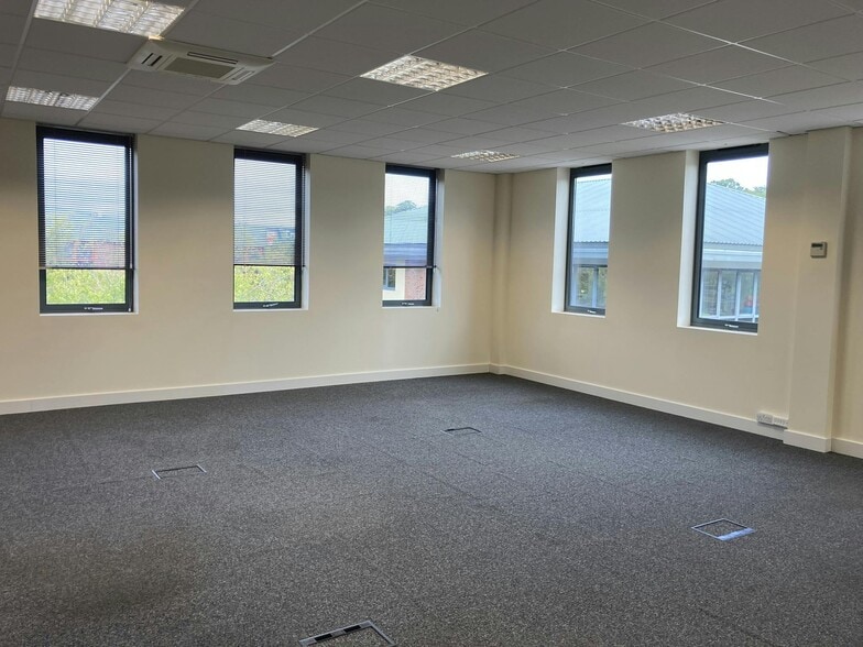 Bell Ln, Amersham to rent - Building Photo - Image 3 of 24