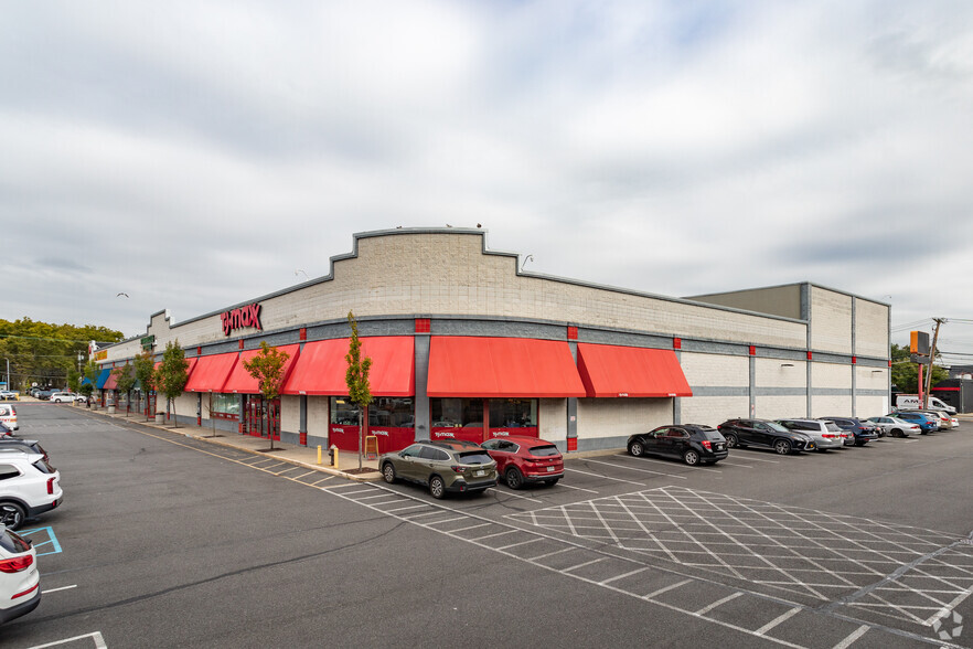 2530 Hylan Blvd, Staten Island, NY for rent - Building Photo - Image 2 of 17