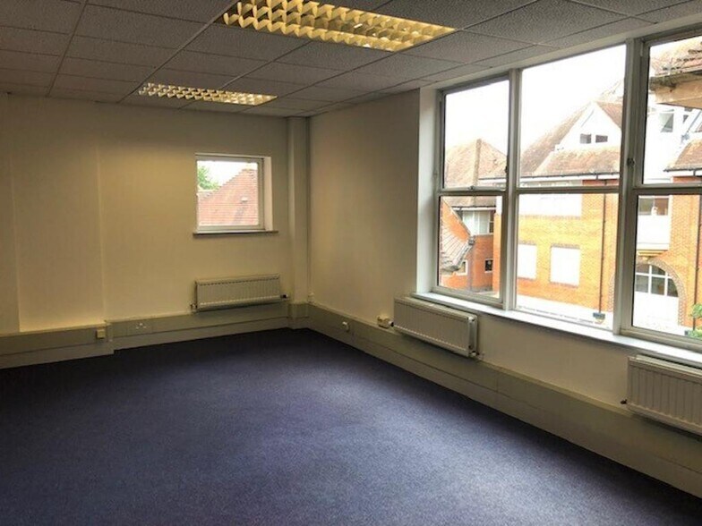 195-205 High St, Guildford to rent - Interior Photo - Image 3 of 5