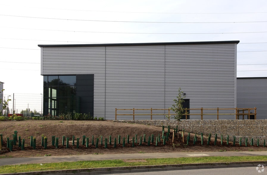 2 Tradeway Sutton Kimpton Rd, Sutton to rent - Building Photo - Image 2 of 6