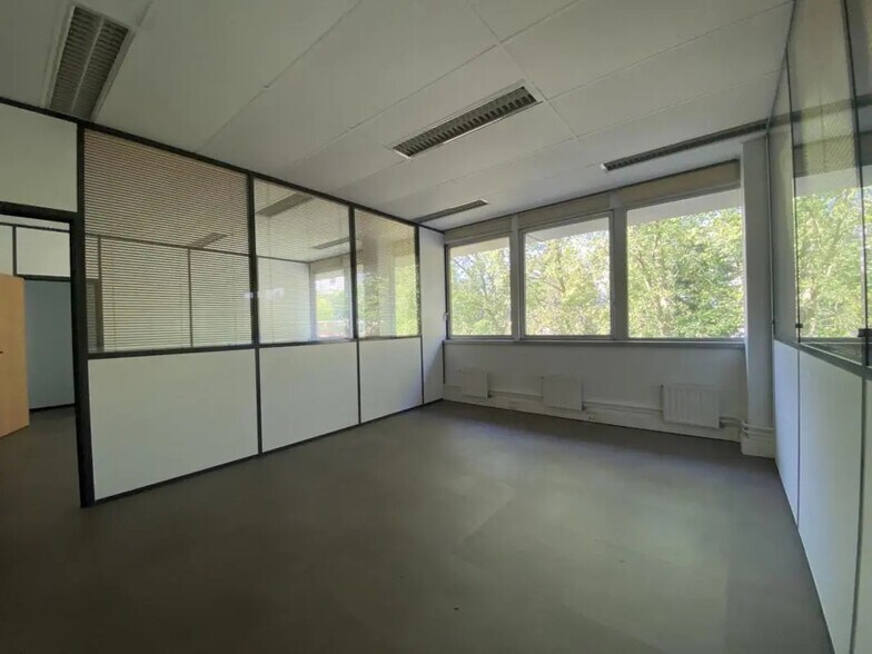 Office in Fontenay-sous-Bois to rent - Building Photo - Image 3 of 10