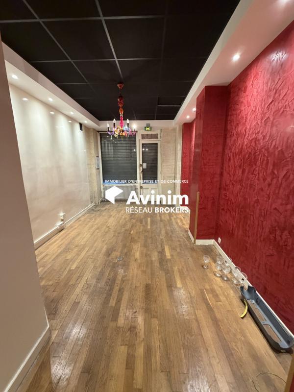 Retail in Paris to rent Interior Photo- Image 1 of 3