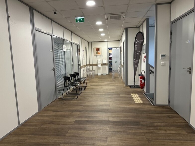 Office in Chasse-sur-Rhône to rent - Lobby - Image 3 of 7