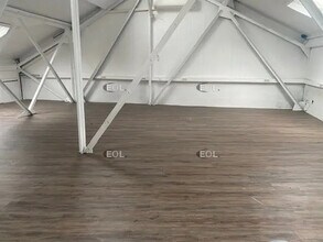 Light Industrial in Corbeil-Essonnes to rent Interior Photo- Image 2 of 5