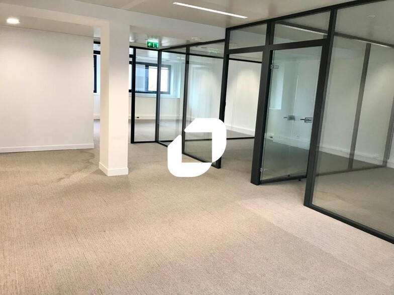 6-8 Rue Du Quatre Septembre, Issy-les-Moulineaux to rent - Interior Photo - Image 2 of 5