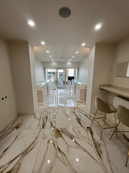 Retail in Paris for sale - Interior Photo - Image 3 of 8