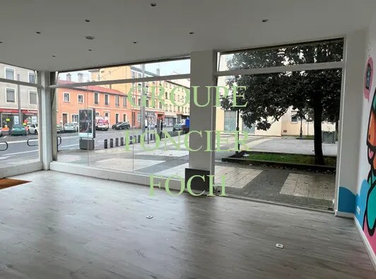 Retail in Villeurbanne to rent Building Photo- Image 1 of 4