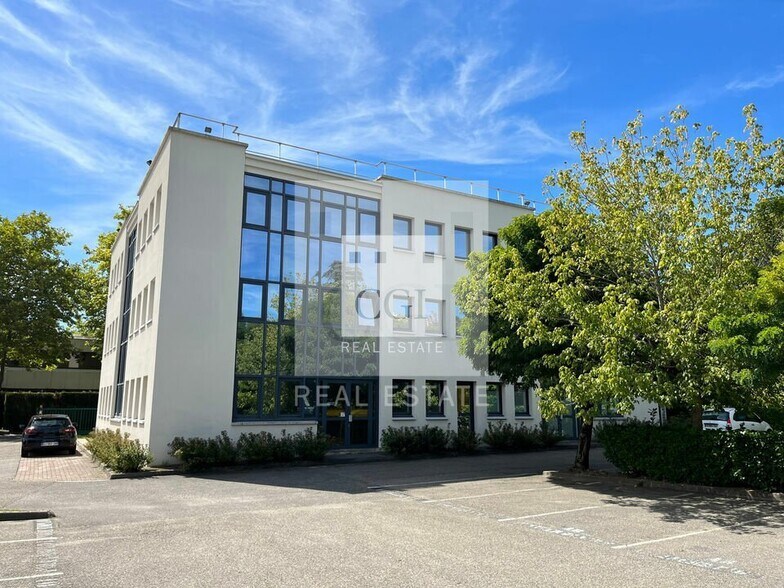 Office in Bron to rent - Building Photo - Image 1 of 9