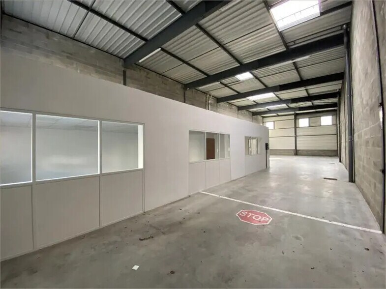 Light Industrial in Saint-Priest to rent - Interior Photo - Image 3 of 5