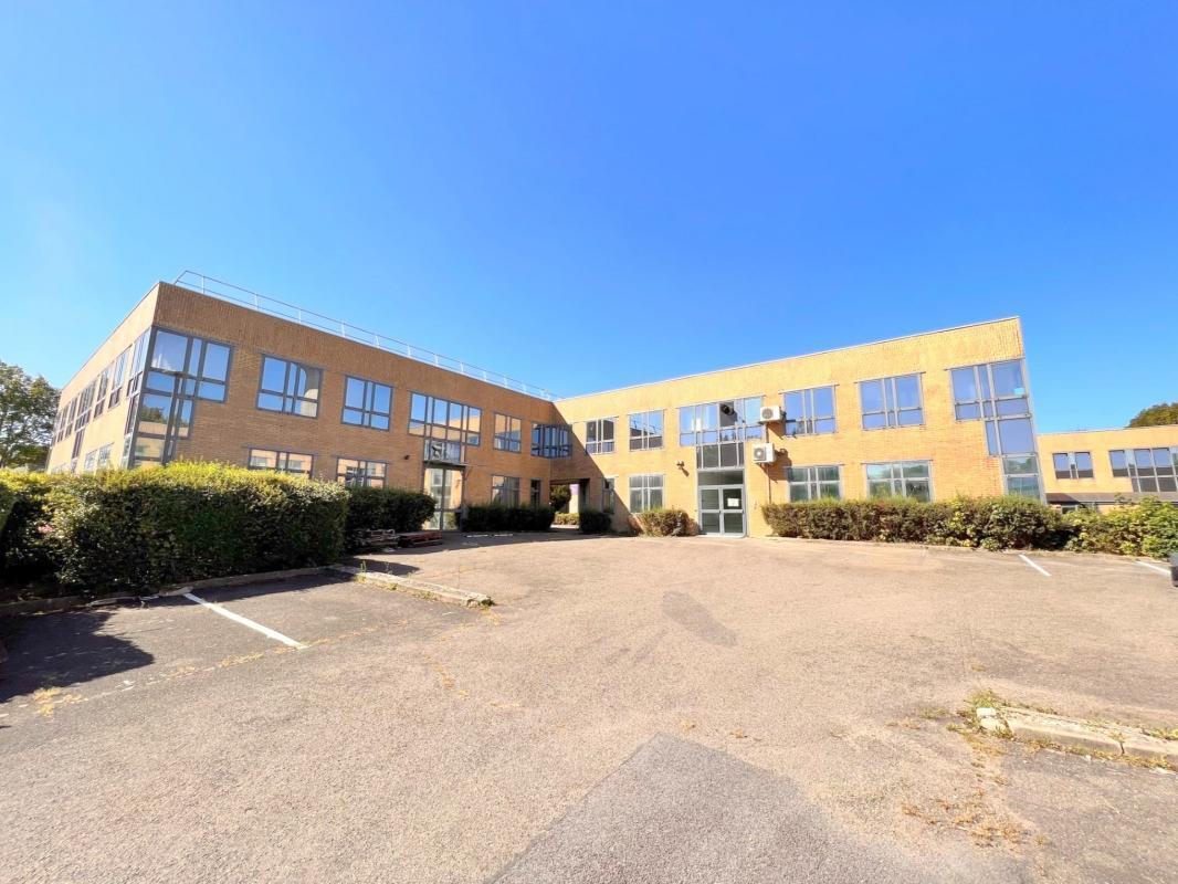 Light Industrial in Montigny-le-Bretonneux for sale Building Photo- Image 1 of 15