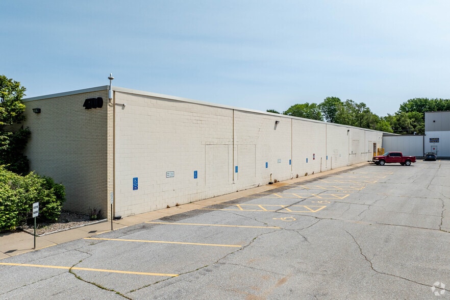 4700 S 19th St, Lincoln, NE to rent - Building Photo - Image 2 of 6